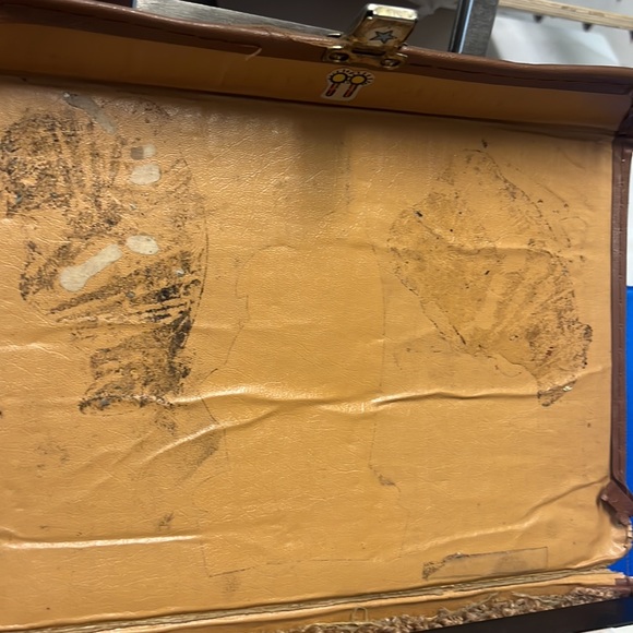 Cassette Tape Case Vinyl w/ Handle has wear on it and full of tapes - Picture 3 of 5